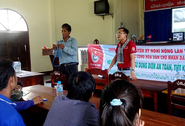 Nghĩa tình thanh niên tình nguyện trên nước bạn Lào ảnh 7